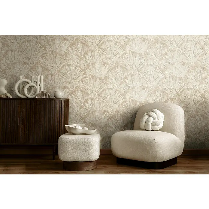 A.S. Création Metropolitan Stories Hot Spots Vliestapete Grafik - Creme-Beige-Braun, Grafisch, 10,05 x 0,53 m - Elegantes Interieur mit einem cremefarbenen Sessel, einem Hocker mit Schale und einer dunklen Kommode vor einer gemusterten Wand.