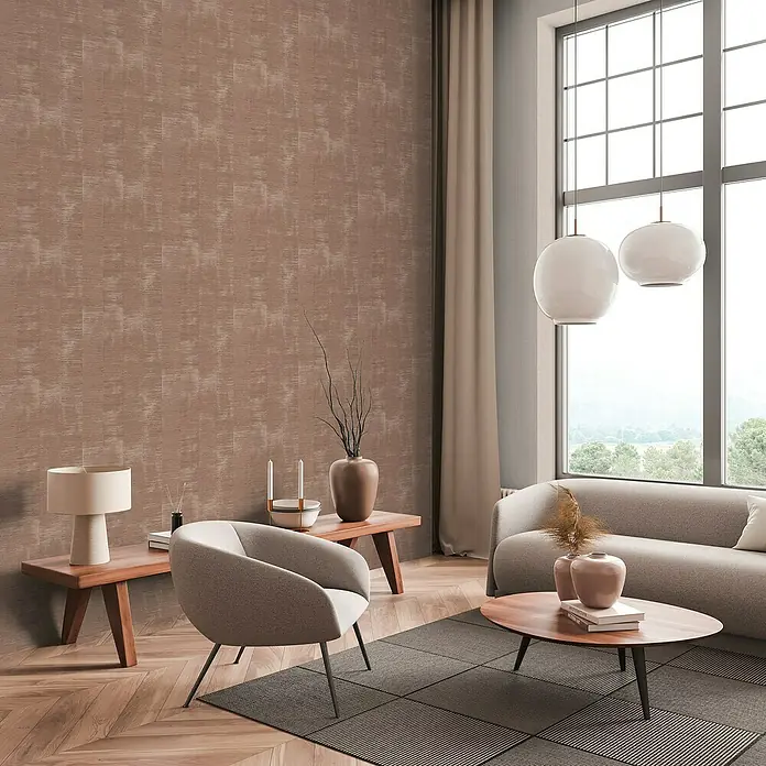 A.S. Création Daniel Hechter 7 Vliestapete - Beige-Braun, Streifen, 10,05 x 0,53 m - Wohnzimmer mit stilvoller Einrichtung und brauner Textiltapete, die eine warme Atmosphäre schafft. Die Möbel sind modern und einladend.