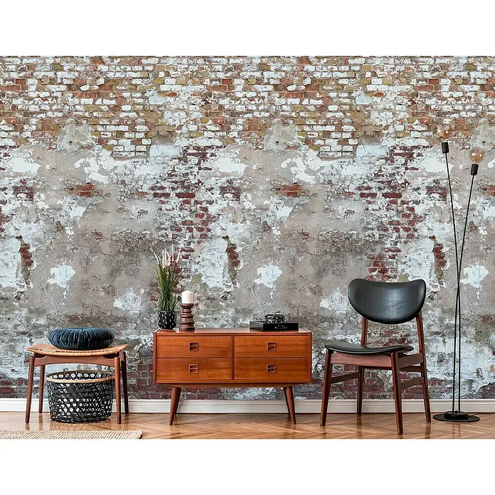 A.S. Création The Wall 2 Fototapete Steinwand weiße Farbreste I - B x H: 159 x 280 cm, Vlies - Einrichten mit Kommode, Stuhl und Hocker vor einer Ziegelwand. Die Möbelstücke verleihen dem Raum einen eleganten Vintage-Look.