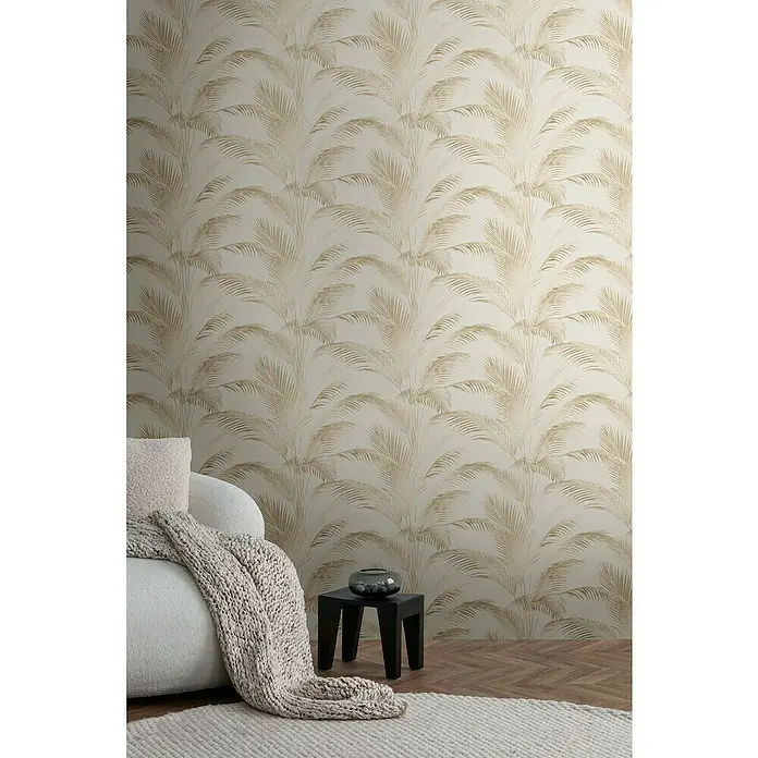 A.S. Création Michalsky Metropolis Vliestapete Palmwedel - Creme-Beige-Braun, Floral, 10,05 x 0,53 m - Dekoratives Interieur mit trendiger Palmblatt-Tapete, gemütlichem Sessel mit Überwurf und stilvollem Beistelltisch für ein modernes Wohnambiente.
