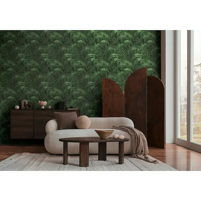 A.S. Création Michalsky Metropolis Vliestapete Farn - Grün-Schwarz, Floral, 10,05 x 0,53 m - Wohnzimmer mit stilvollem Lowboard und gemütlichem Sofa vor einer Wand mit tropischem Blätterdesign.