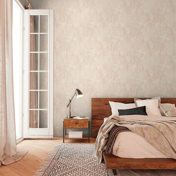 A.S. Création Daniel Hechter 7 Vliestapete Florale Schatten - Creme-Orange, Floral, 10,05 x 0,53 m - Ein Schlafzimmer mit einem Holzbett und Nachttischlampe. Die Wände sind mit einem floralen Muster verziert, was dem Raum eine gemütliche Note verleiht.
