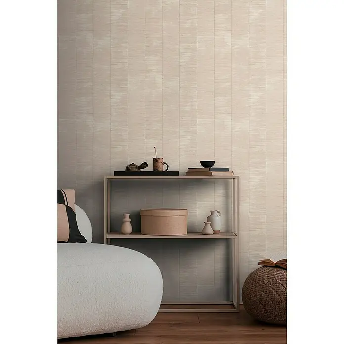 A.S. Création Daniel Hechter 7 Vliestapete - Beige-Grau-Silber, Streifen, 10,05 x 0,53 m - Beige Tapete mit horizontalem Texturmuster an einer Wand hinter einem Regal mit dekorativen Gegenständen für ein gemütliches Interieur.