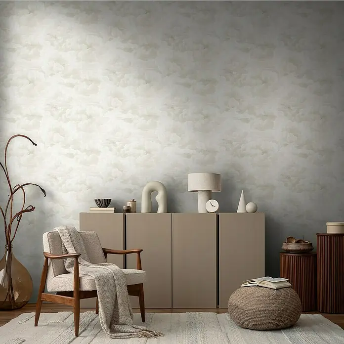 A.S. Création Michalsky Metropolis Vliestapete Wolken - Creme-Weiß, Sonstiges, 10,05 x 0,53 m - Elegantes Interieur mit einem bequemen Sessel, einem stilvollen Sideboard und dekorativer Tapete, die eine ruhige Atmosphäre schafft.