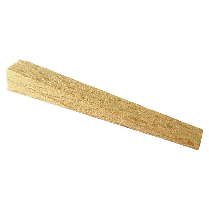 Heka Fliesenkeile - Holz, 2.500 Stk. - Nahaufnahme eines hellbraunen Holzstücks, das die natürliche Maserung und Beschaffenheit des Materials hervorhebt.