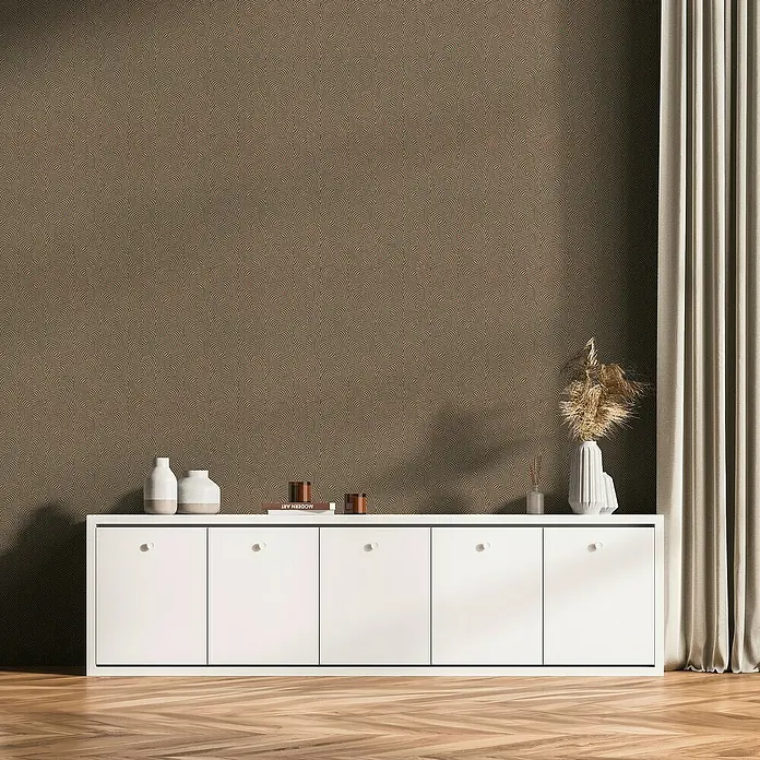 A.S. Création Daniel Hechter 7 Vliestapete 3D-Grafikstreifen - Schwarz-Gold-Metallic, Grafisch, 10,05 x 0,53 m - Moderner Raum mit stilvoller Kommode mit Deko-Elementen, floralem Akzent und Vorhang vor einer gemusterten Wand.