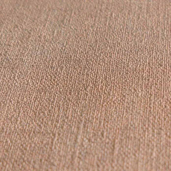 A.S. Création Metropolitan Stories Hot Spots Vliestapete - Braun-Beige-Rosa, Uni, 10,05 x 0,53 m - Nahaufnahme einer strukturierten, pfirsichfarbenen Textiltapete, die eine warme und einladende Atmosphäre für die Inneneinrichtung schafft.