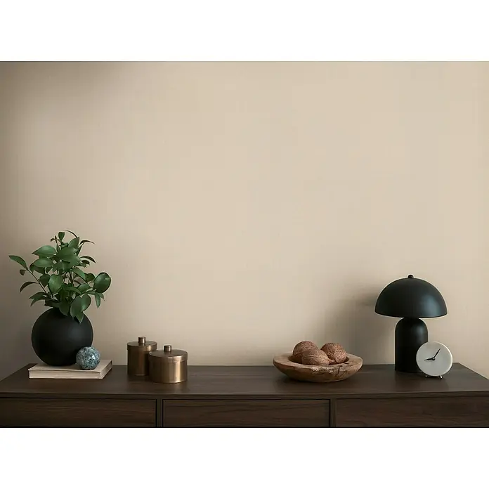 A.S. Création Michalsky Metropolis Vliestapete - Beige, Uni, 10,05 x 0,53 m - Elegantes Sideboard mit einer stilvollen Lampe, einer dekorativen Pflanze und anderen geschmackvollen Wohnaccessoires.