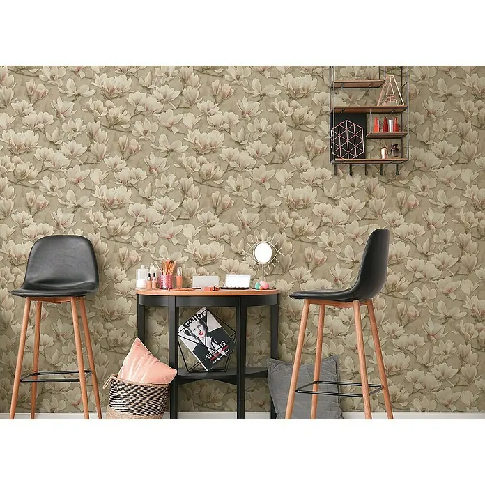 A.S. Création Pintwalls 2 Vliestapete Magnolien - Braun-Rosa-Weiß, Floral, 10,05 x 0,53 m - Ein Schminktisch mit zwei Hockern vor einer Tapete mit Magnolienmuster. Auf dem Tisch stehen verschiedene Kosmetikartikel und ein Spiegel.