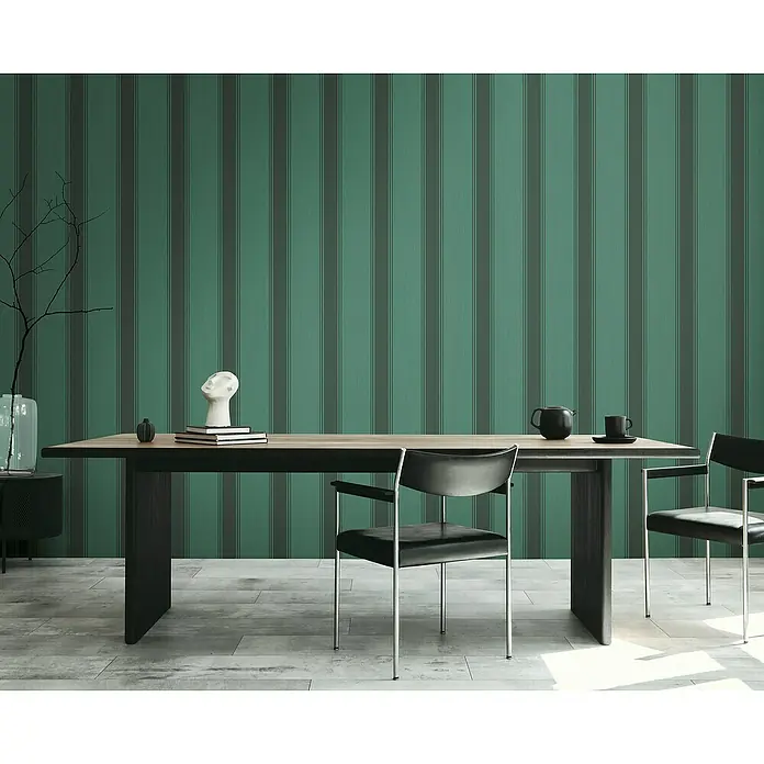 A.S. Création Metropolitan Stories Vliestapete - Grün-Schwarz-Grau, Streifen, 10,05 x 0,53 m - Modernes Esszimmer mit einem Esstisch aus Holz und schwarzen Stühlen vor einer gestreiften grünen Tapete. Elegantes Interieur für stilvolles Wohnen.