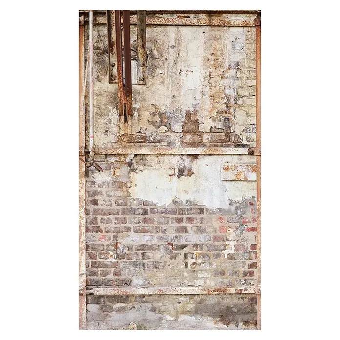 A.S. Création The Wall 2 Fototapete Industrie-Steinwand - B x H: 159 x 280 cm, Vlies - Eine Nahaufnahme einer Backsteinmauer mit abgeblätterter Farbe und Rostflecken, die eine Textur und das Alter des Gebäudes hervorheben.