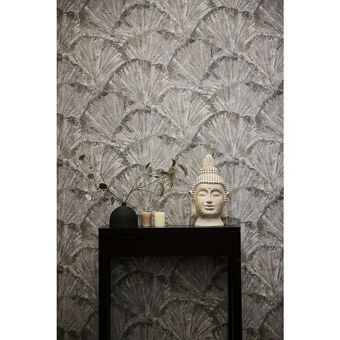 A.S. Création Metropolitan Stories Hot Spots Vliestapete Grafik - Beige-Braun-Metallic, Grafisch, 10,05 x 0,53 m - Nahaufnahme einer Buddha-Statue und Kerzen auf einem Regal mit einem Fächer-Tapetenhintergrund.