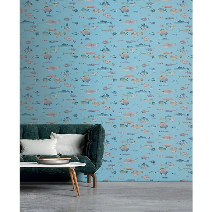 A.S. Création Pintwalls 2 Vliestapete Fische - Türkis-Bunt-Rosa, Tieroptik, 10,05 x 0,53 m - Ein stilvolles Wohnzimmer mit einem dunkelgrünen Sofa und einer Wand mit einem verspielten Fischmuster in sanften Farben.