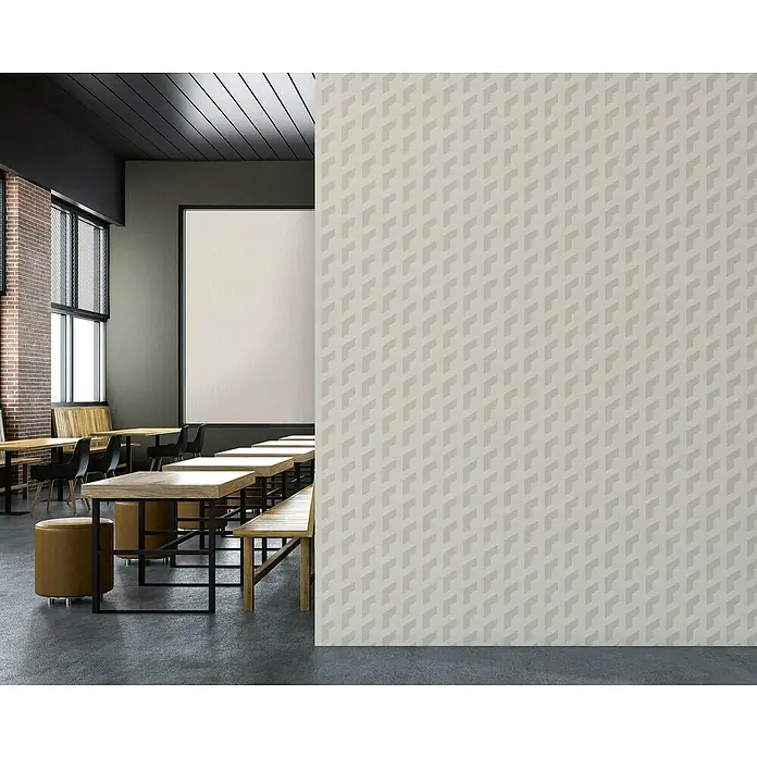 A.S. Création Daniel Hechter 7 Vliestapete 3D-Grafik - Grau-Weiß-Metallic, Grafisch, 10,05 x 0,53 m - Innenaufnahme eines Restaurants mit Tischen und Stühlen, fokussiert auf eine gemusterte Wand.