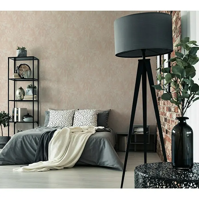 A.S. Création Daniel Hechter 7 Vliestapete Florale Schatten - Creme-Orange, Floral, 10,05 x 0,53 m - Ein gemütliches Schlafzimmer mit einem stilvollen Bücherregal und einer eleganten Stehlampe. Das Bett ist mit Kissen und Decken dekoriert.
