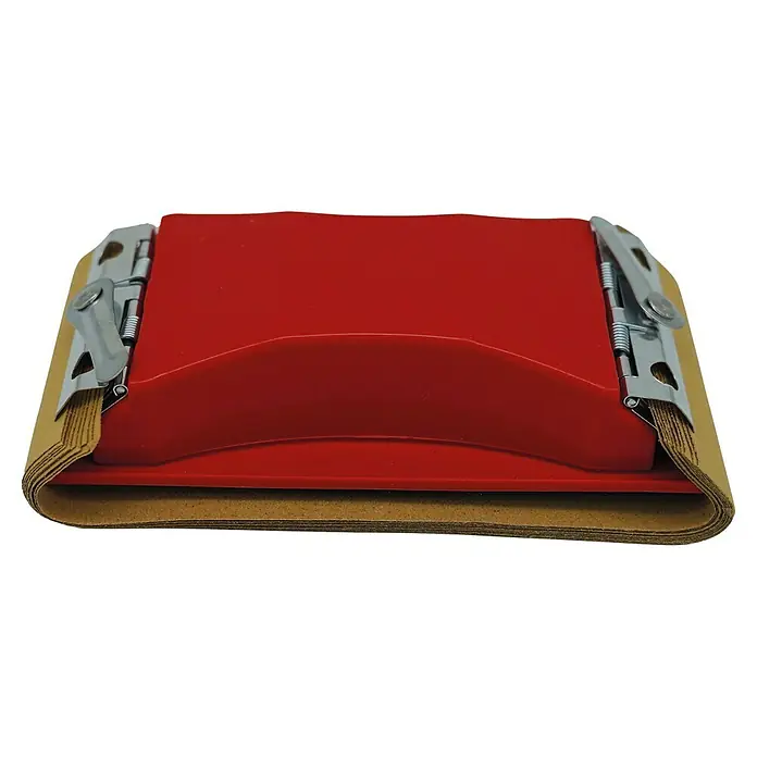 Heka Handschleifer - 212 x 105 mm - Nahaufnahme eines roten Handschleifklotzes mit Schleifpapier, der für Schleifarbeiten und Oberflächenbearbeitung verwendet wird.