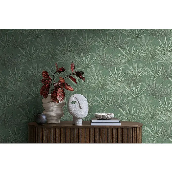 A.S. Création Michalsky Metropolis Vliestapete Hanfblätter - Grün, Floral, 10,05 x 0,53 m - Dekorative Szene mit einer Kommode, einer abstrakten Skulptur, einer Vase mit Zweigen und einem gemusterten Hintergrund.