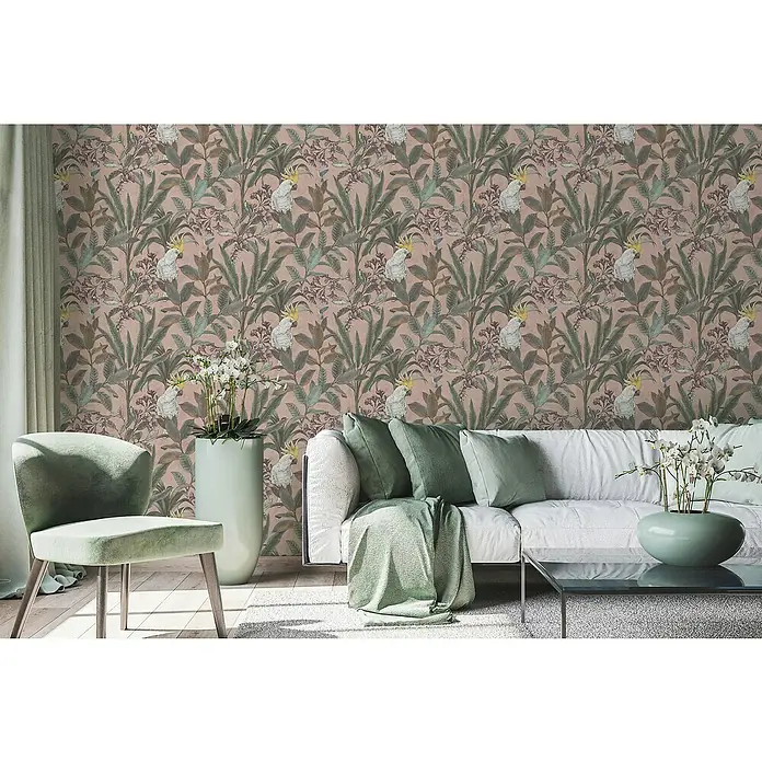 A.S. Création Pintwalls 2 Vliestapete Dschungel - Rosa-Grün-Violett, Floral, 10,05 x 0,53 m - Das Foto zeigt eine stilvolle Wohnzimmerszene mit einer auffälligen Tapete mit Papageien und Pflanzen, die den Raum belebt.