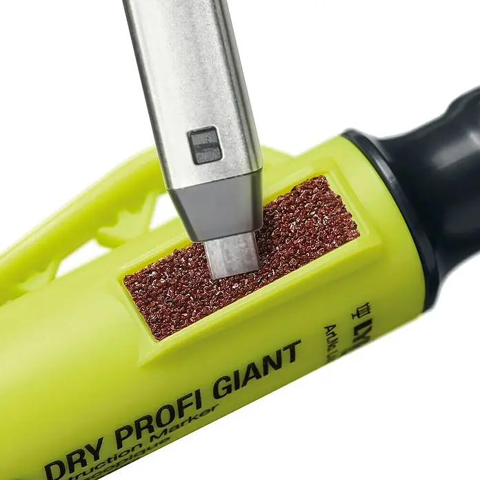 Lyra Marker Dry Profi Giant - Graphit, 150 mm - Bild eines gelben DRY PROFI GIANT Textmarkers mit einem integrierten Anspitzer für präzise Markierungen.