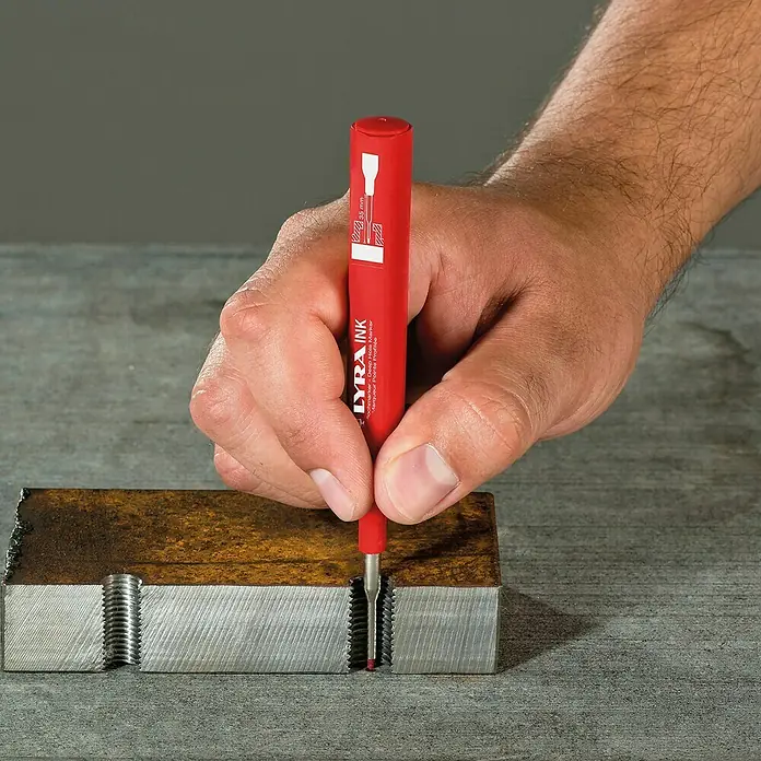 Lyra Bohrlochmarker Ink - Schwarz, Schwarz - Ein roter LYRA Ink Tieflochmarker wird zum Markieren eines Metallstücks mit Gewinde verwendet. Präzise und langlebige Markierungen für den professionellen Einsatz.