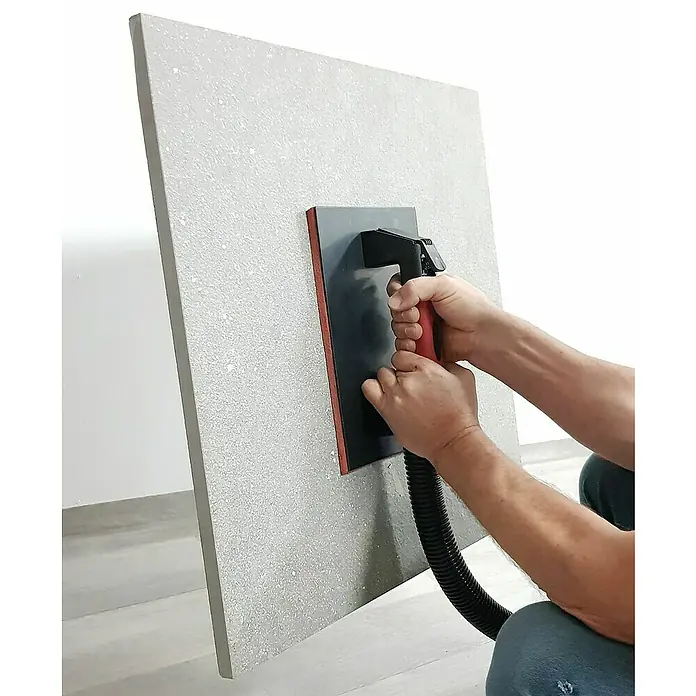 Heka Saugheber - Passend für: Industriesauger ab 1200 W, Tragkraft: 40 kg - Bild von Fliesenleger, der Fliesen mit einem Fliesensauger anhebt. Das Werkzeug ist an einen Sauger angeschlossen.