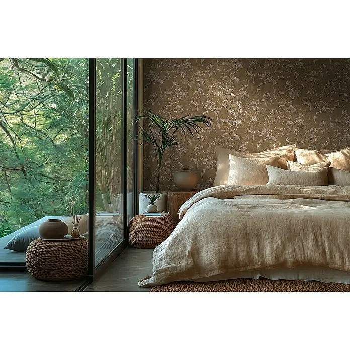 A.S. Création Metropolitan Stories Hot Spots Vliestapete Dschungel - Braun-Metallic, Floral, 10,05 x 0,53 m - Schlafzimmer mit beigem Bettwäsche-Set, das eine gemütliche und natürliche Atmosphäre ausstrahlt, ergänzt durch Zimmerpflanzen und dekorative Flechtmöbel.