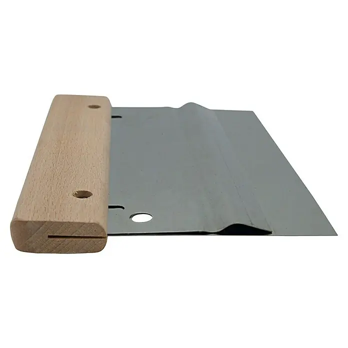 Heka Flächenspachtel - 155 mm - Nahaufnahme eines Teigschabers mit Holzgriff und einer Metallklinge. Ideal zum Verarbeiten von Teig und anderen Lebensmitteln.
