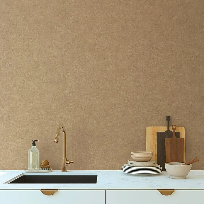 A.S. Création Metropolitan Stories Hot Spots Vliestapete - Braun, Uni, 10,05 x 0,53 m - Nahaufnahme einer Küchenspüle mit Armatur, Seife und Geschirr vor einer braunen Wand.