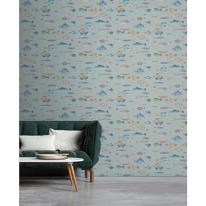 A.S. Création Pintwalls 2 Vliestapete Fische - Grau-Bunt-Violett, Tieroptik, 10,05 x 0,53 m - Ein Wohnzimmer mit einem grünen Sofa, einem Tisch mit einer Schale und einer Wand mit einem Fischmuster-Tapete.