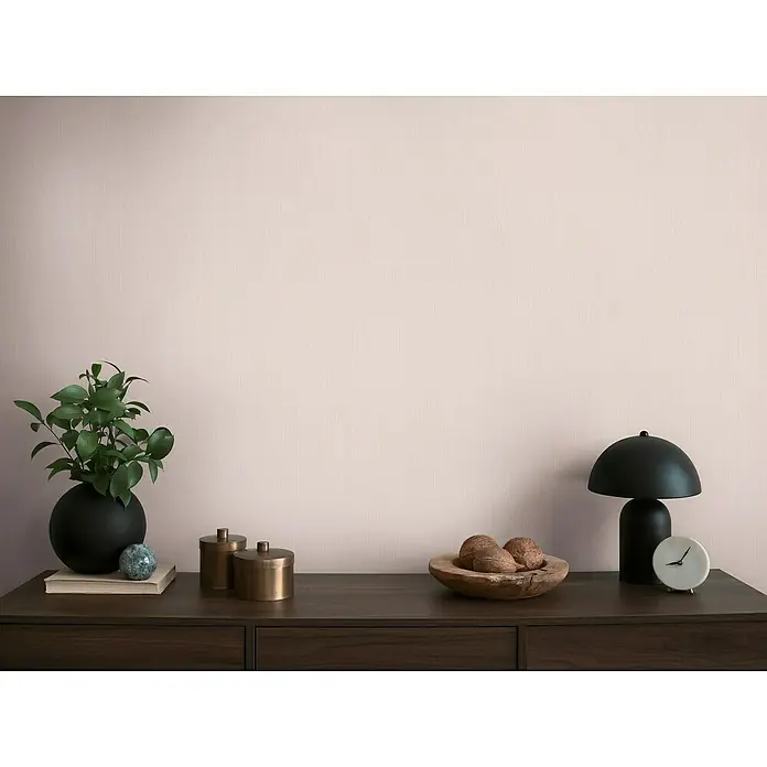 A.S. Création Michalsky Metropolis Vliestapete - Rosa, Uni, 10,05 x 0,53 m - Nahaufnahme einer Kommode mit einer Schale mit Nüssen, einer Lampe, einer Uhr und einer Topfpflanze mit hübschen Details.