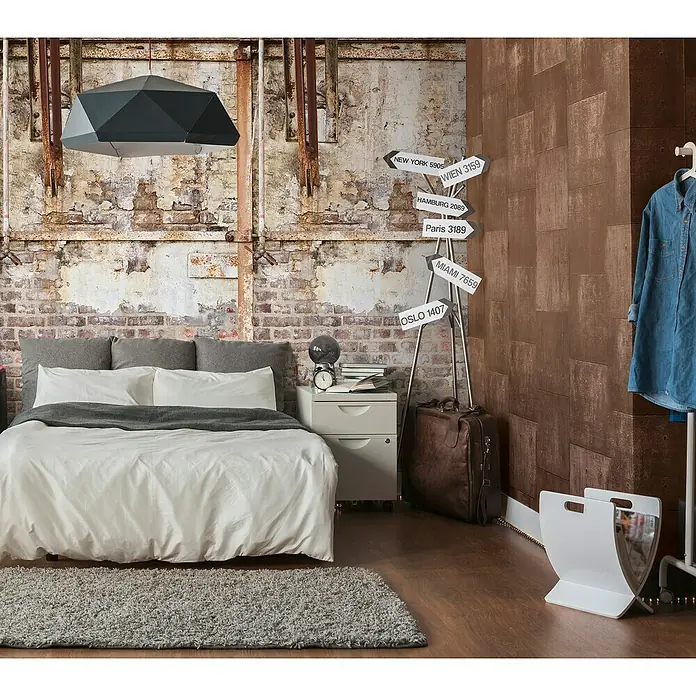 A.S. Création The Wall 2 Fototapete Industrie-Steinwand - B x H: 159 x 280 cm, Vlies - Schlafzimmer mit Doppelbett, Nachttisch und auffälliger Hängeleuchte, das ein stilvolles und urbanes Ambiente ausstrahlt.