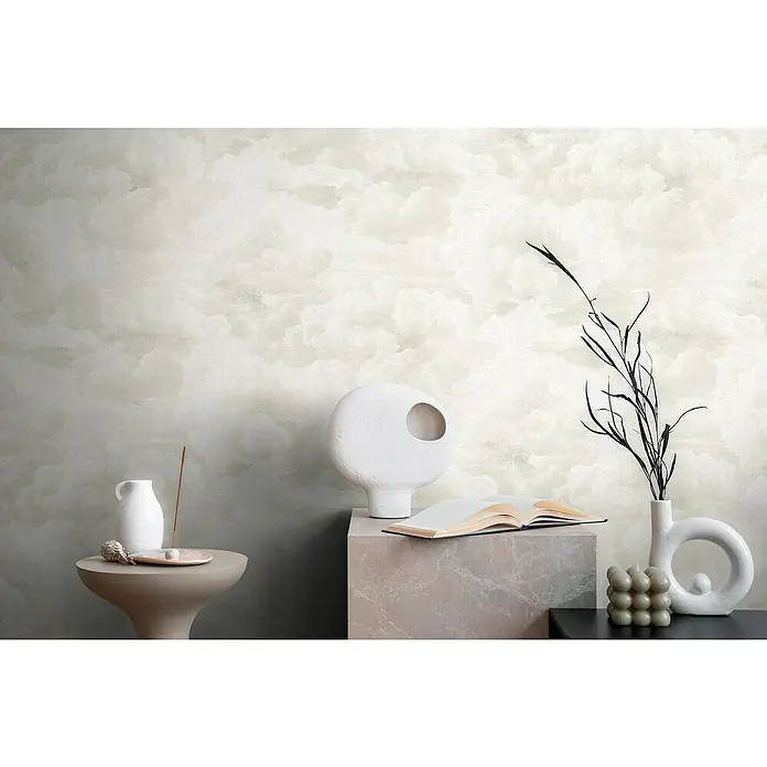 A.S. Création Michalsky Metropolis Vliestapete Wolken - Creme-Weiß, Sonstiges, 10,05 x 0,53 m - Elegantes Interieur mit einer Auswahl an dekorativen Keramikobjekten, darunter Vasen, eine Kanne und eine skulpturale Kugel, vor einer dezenten Wolkentapete.