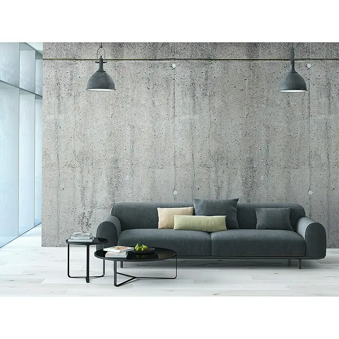 A.S. Création The Wall 2 Fototapete Betonwand mit Moos - B x H: 159 x 280 cm, Vlies - Ein modernes Wohnzimmer mit einem grauen Sofa, kleinen Tischen und Pendelleuchten vor einer Betonwand.