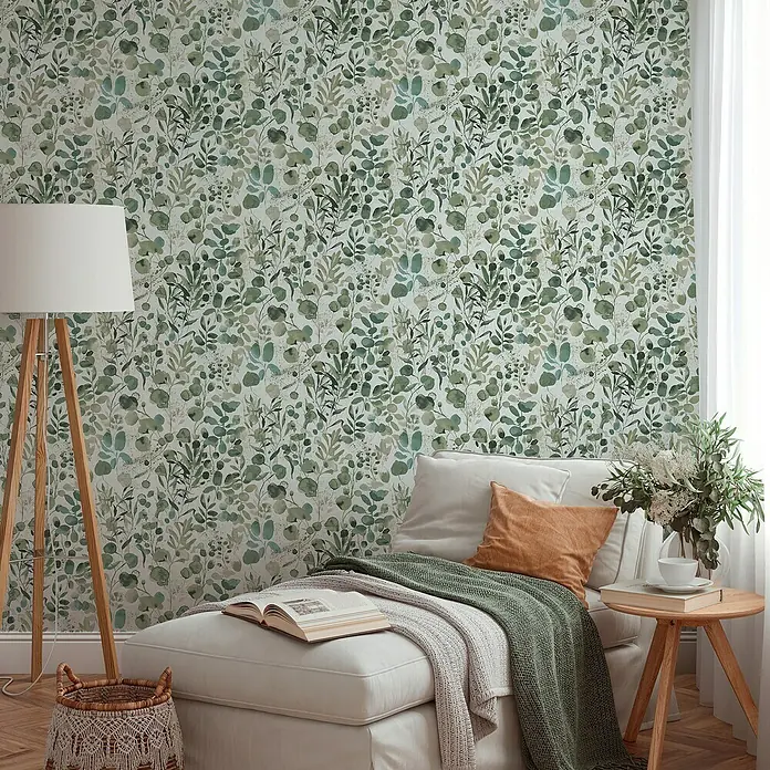 A.S. Création Pintwalls 2 Vliestapete Blätter - Grün-Blau-Weiß, Floral, 10,05 x 0,53 m - Zimmer mit einer weißen Liege, einem Beistelltisch und einer Stehlampe, dekoriert mit einer Tapete mit grünem Blattmuster.
