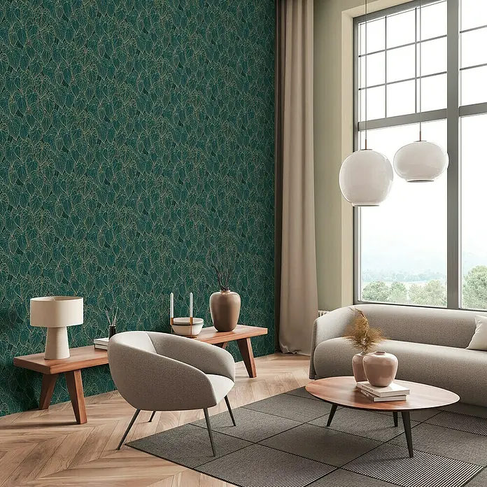 A.S. Création Daniel Hechter 7 Vliestapete Blattdesign - Braun-Grün-Gold, Floral, 10,05 x 0,53 m - Ein elegantes Wohnzimmer mit einer stilvollen Wandtapete in smaragdgrün mit Blattmuster, das dem Raum eine luxuriöse und natürliche Note verleiht.