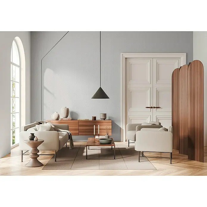 A.S. Création Daniel Hechter 7 Vliestapete 3D-Grafikstreifen - Weiß-Creme-Metallic, Grafisch, 10,05 x 0,53 m - Wohnzimmer mit minimalistischem Design, hellem Sofa, Holztisch und schwebender Lampe, die eine moderne und gemütliche Atmosphäre schaffen.