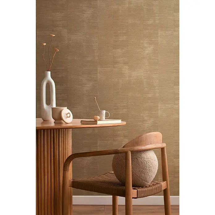 A.S. Création Daniel Hechter 7 Vliestapete - Beige-Braun, Streifen, 10,05 x 0,53 m - Nahaufnahme eines Raumes mit einem Tisch, einer Vase, einer Tasse und einem Stuhl vor einer strukturierten Tapete.