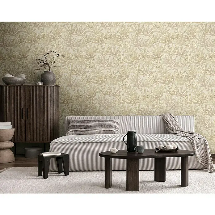 A.S. Création Michalsky Metropolis Vliestapete Hanfblätter - Creme-Beige, Floral, 10,05 x 0,53 m - Ein gemütliches Wohnzimmer mit einem eleganten Sofa und einem Couchtisch vor einer stilvollen Tapete.