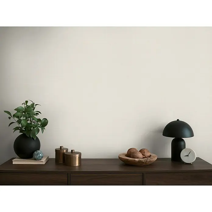 A.S. Création Michalsky Metropolis Vliestapete - Weiß, Uni, 10,05 x 0,53 m - Eine Nahaufnahme eines Tisches mit einer Lampe, einer Pflanze, einer Schale mit Nüssen und anderen dekorativen Gegenständen.