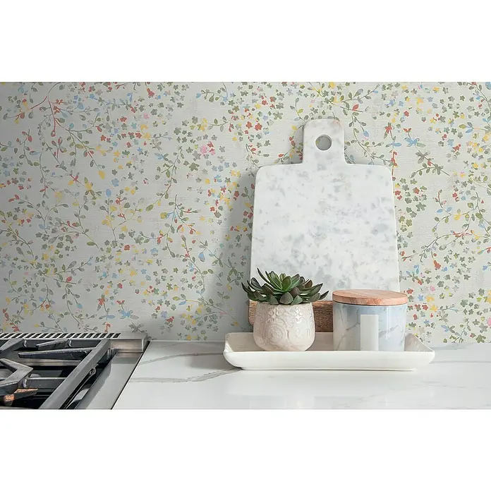 A.S. Création Pintwalls 2 Vliestapete Blumen - Bunt-Creme-Grün, Floral, 10,05 x 0,53 m - Küchenszene mit Akzentwand mit zarten Blütenmuster-Tapeten, die eine helle, einladende Atmosphäre in der Küche schaffen.