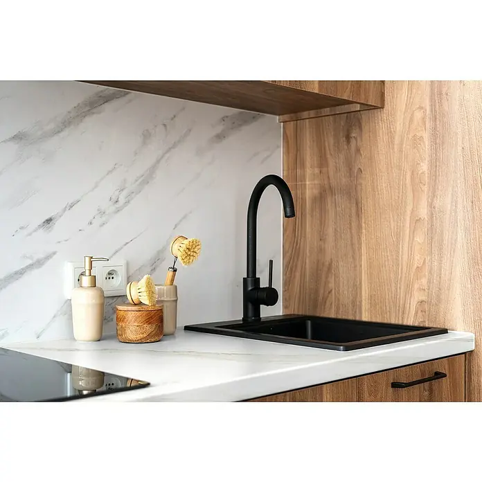 LOGOCLIC Küchenarbeitsplatte nach Maß Elementa Pro - Rhea Gold, 410 x 65 x 3,8 cm - Eine moderne Küchenspüle mit Armatur und Spülutensilien auf einer Marmorarbeitsplatte, die das stilvolle Design und die Funktionalität hervorhebt.
