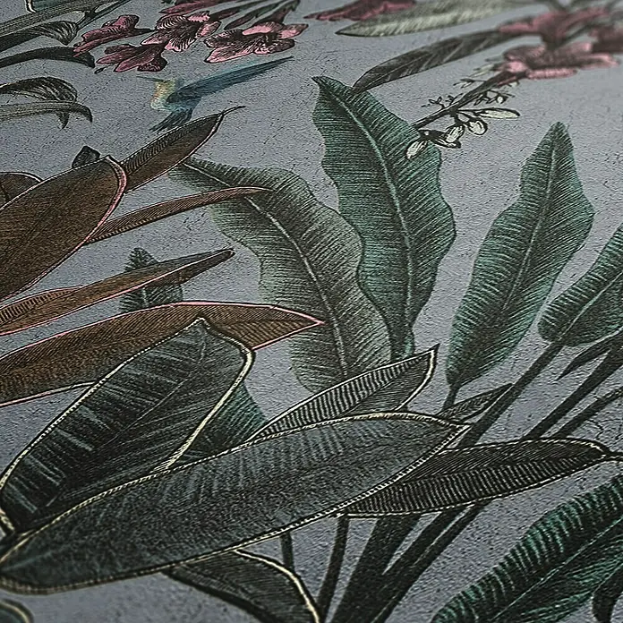 A.S. Création Pintwalls 2 Vliestapete Dschungel - Grau-Blau-Grün, Floral, 10,05 x 0,53 m - Nahaufnahme einer Tapete mit üppigen Blättern, Blumen und einem kleinen Vogel für ein natürliches Ambiente.