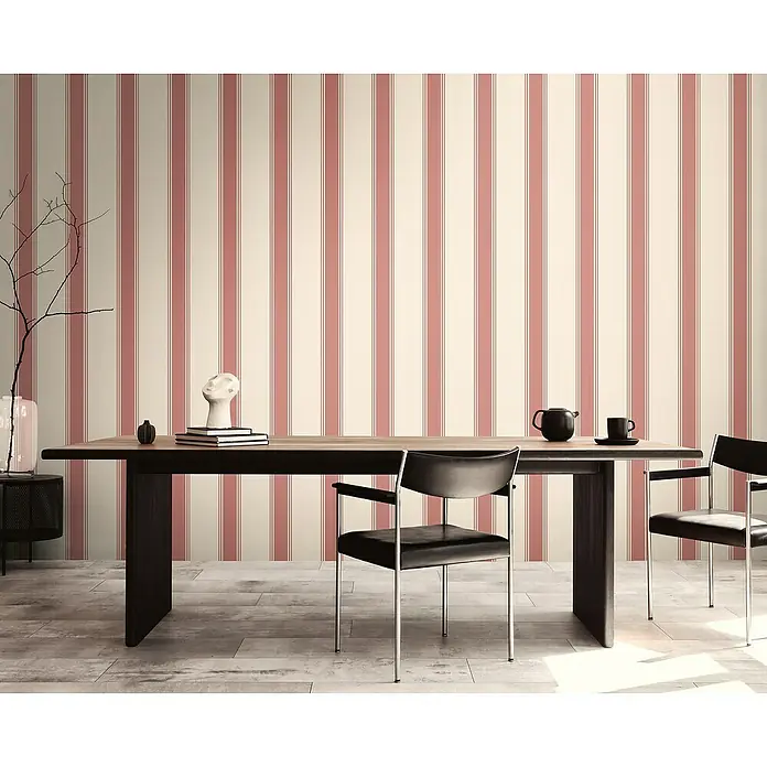 A.S. Création Michalsky Metropolis Vliestapete - Creme-Rot, Streifen, 10,05 x 0,53 m - Ein Esstisch mit stilvollen Stühlen vor einer gestreiften Wand, der eine elegante und moderne Atmosphäre schafft.