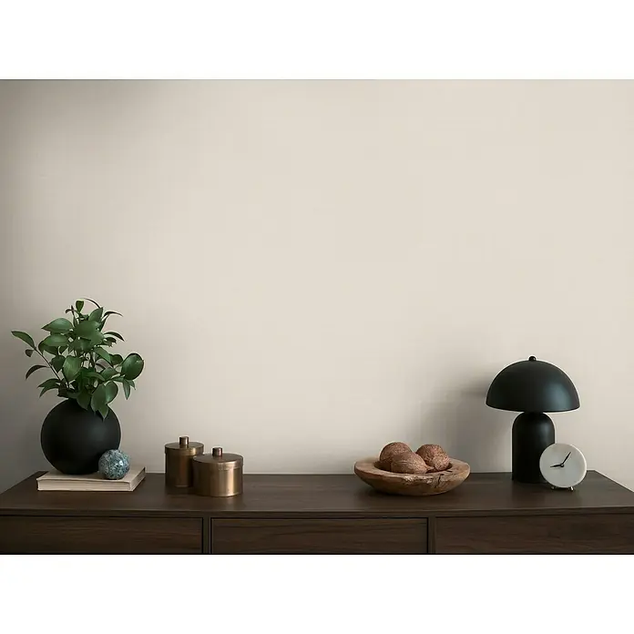A.S. Création Michalsky Metropolis Vliestapete - Creme-Weiß, Uni, 10,05 x 0,53 m - Dekoratives Stillleben mit einer stilvollen, mattschwarzen Lampe, einer Pflanze in einer Kugelvase und bronzefarbenen Dosen auf einer dunklen Holzkommode.