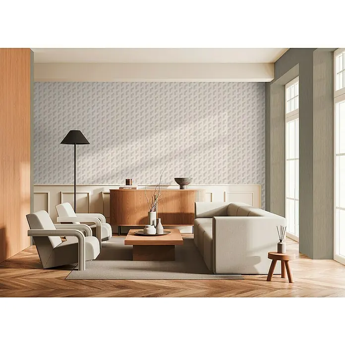 A.S. Création Daniel Hechter 7 Vliestapete 3D-Grafik - Grau-Weiß-Metallic, Grafisch, 10,05 x 0,53 m - Wohnzimmer mit modernem Sofa, Sesseln, Holzboden und einem geometrischen Tapetenmuster, das dem Raum eine stilvolle Atmosphäre verleiht.