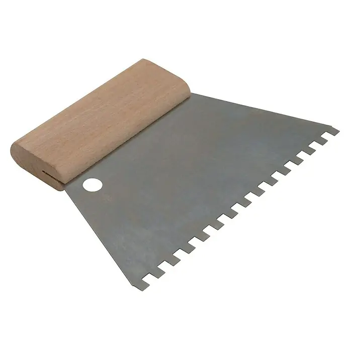 Wisent Kleberspachtel - Zahnung: 6 mm - Ein Bild eines rostfreien Spachtelmessers mit Holzgriff, das zum Glätten und Auftragen von Materialien verwendet wird.