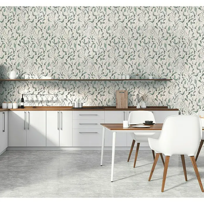 A.S. Création Pintwalls 2 Vliestapete Blätterranke - Grün-Weiß-Grau, Floral, 10,05 x 0,53 m - Kücheninterieur mit floraler Tapete, weißen Schränken und Holztisch. Elegantes Design für ein stilvolles Zuhause.