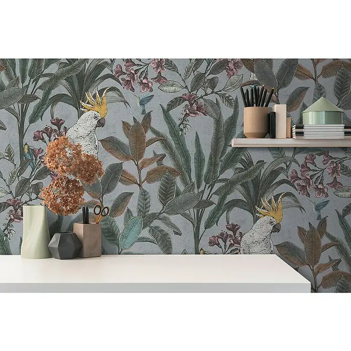 A.S. Création Pintwalls 2 Vliestapete Dschungel - Grau-Blau-Grün, Floral, 10,05 x 0,53 m - Einrichtungsidee mit floralem Wandbild und stilvollen Deko-Objekten wie Vasen, Stifthalter und Büchern.