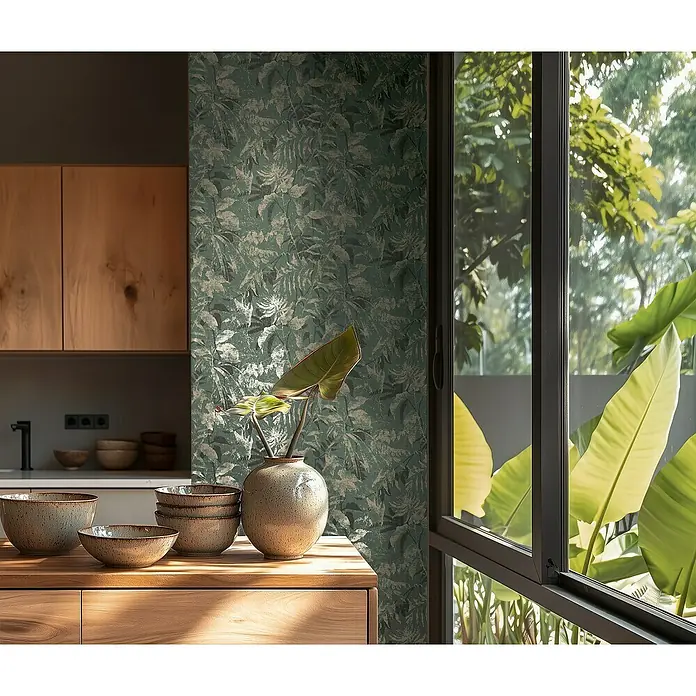 A.S. Création Metropolitan Stories Hot Spots Vliestapete Dschungel - Blau-Grün-Gold, Floral, 10,05 x 0,53 m - Einrichtung einer modernen Küche mit Fokus auf handgefertigte Keramikschalen und einer stilvollen Vase auf einer Holzoberfläche.