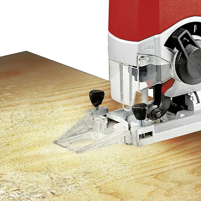 Einhell Power X-Change 18V Akku-Pendelhubstichsäge TE-JS 18/80 Li-Solo - 18 V, Ohne Akku, 0 /min - 2.400 /min - Nahaufnahme einer Stichsäge auf einem Holzbrett, die Präzision und Funktionalität des Werkzeugs hervorhebt.